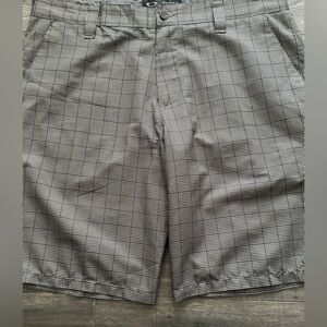OAKLEY mens size 36 plaid golf / casual shorts